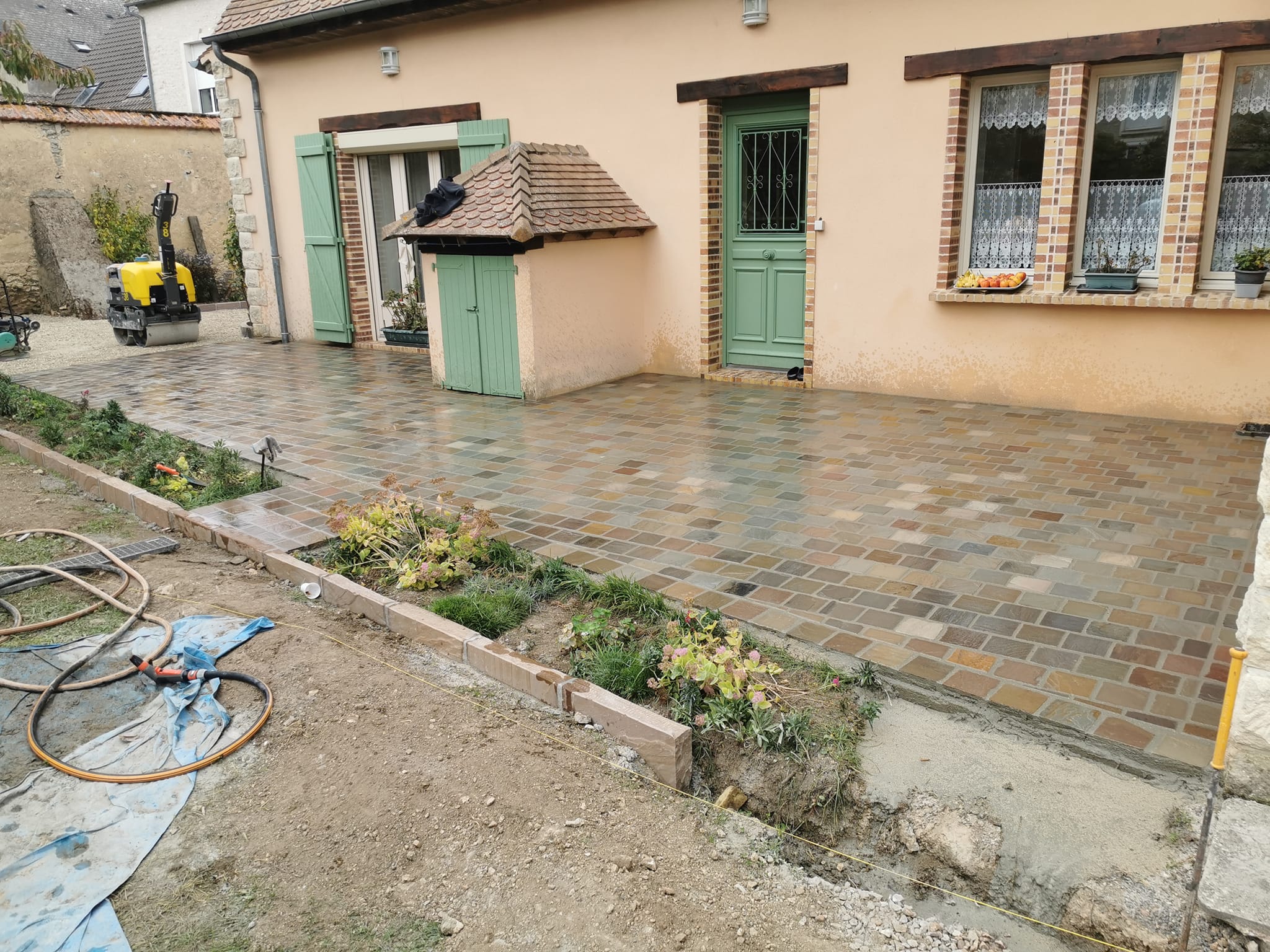 Après — Pose de pavés grès 14x14 ocre avec bordures
