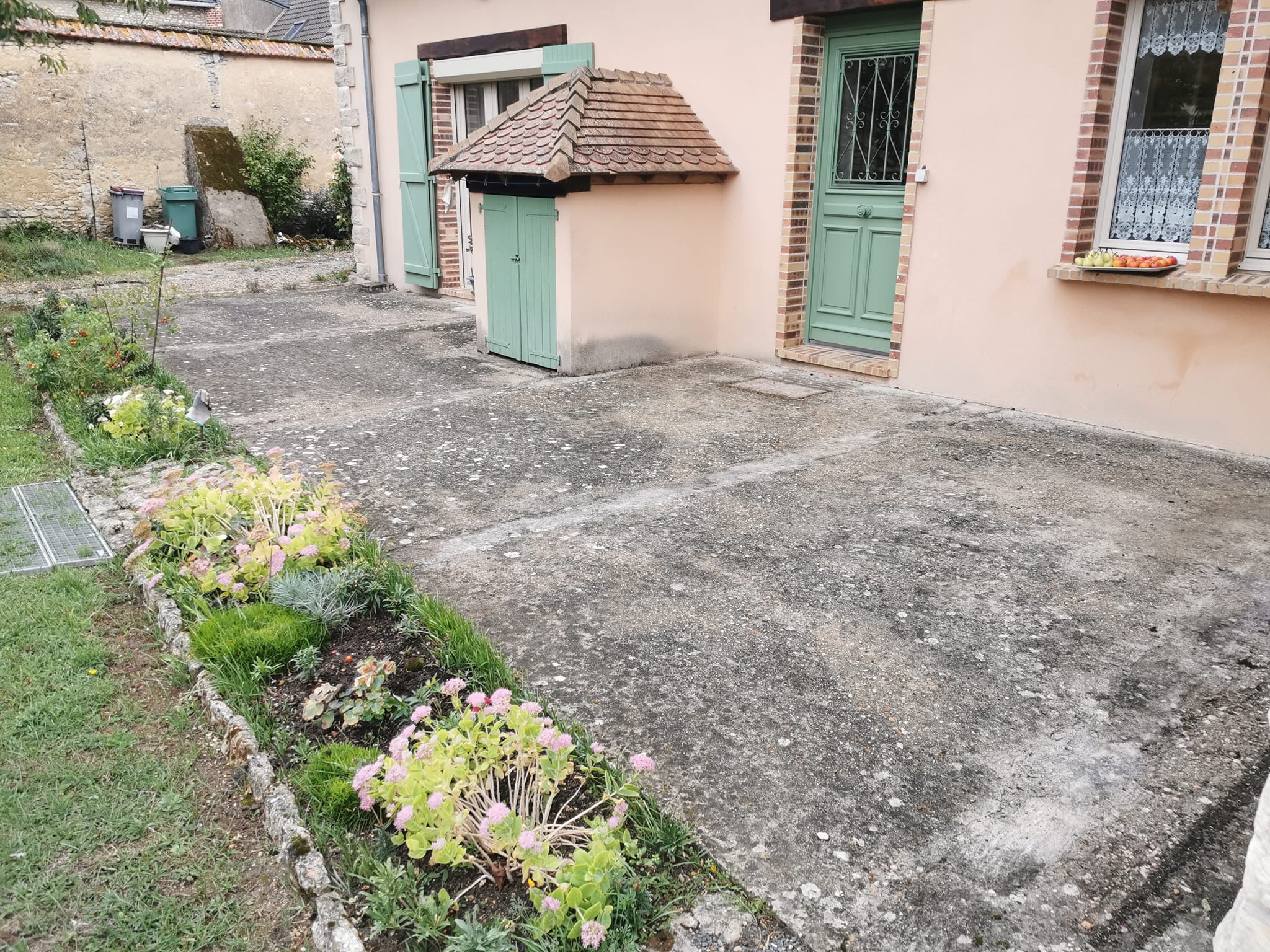 Avant — Pose de pavés grès 14x14 ocre avec bordures
