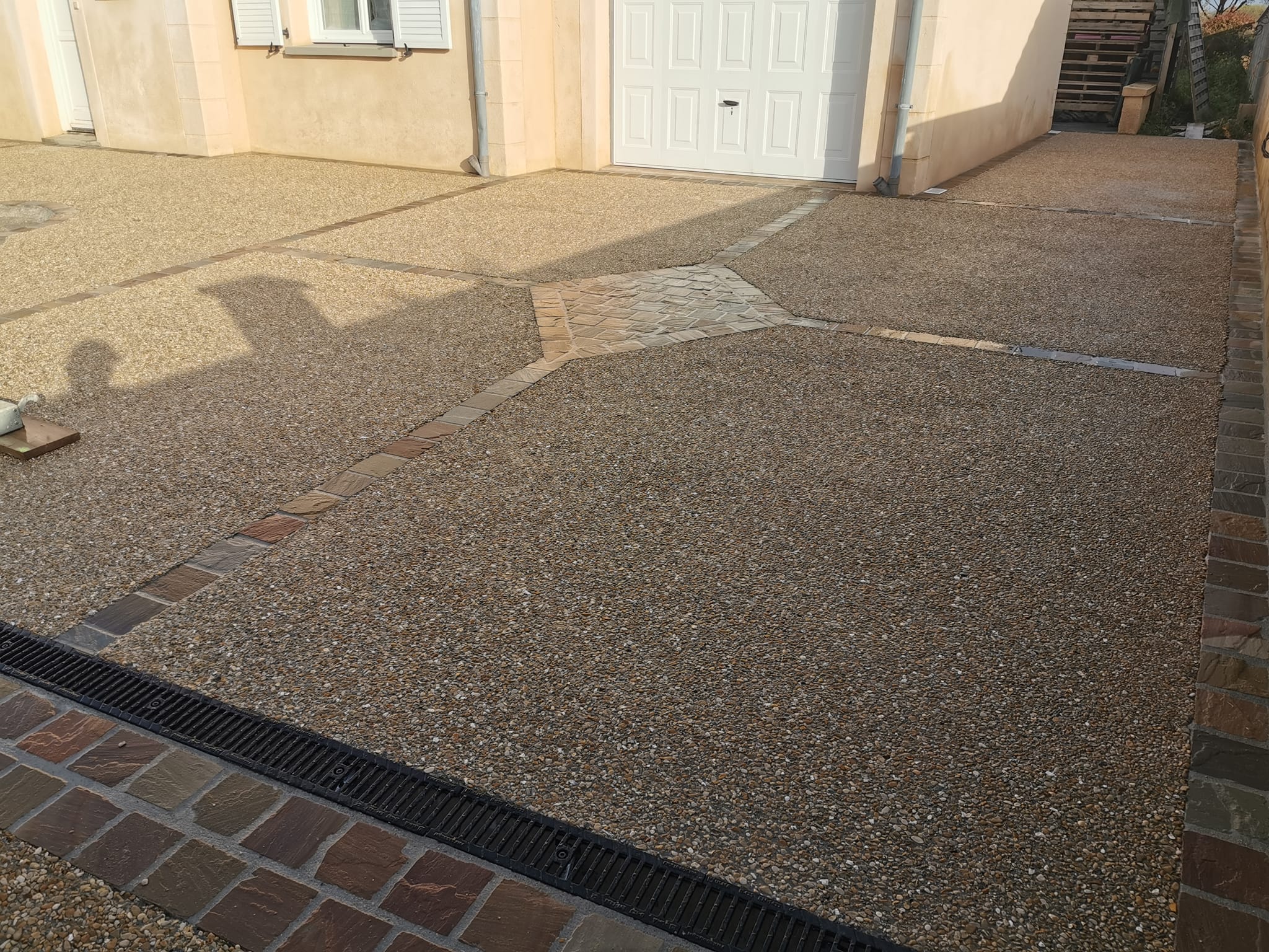 Béton désactivé avec chaînettes en pavés grès 14x14 ocre