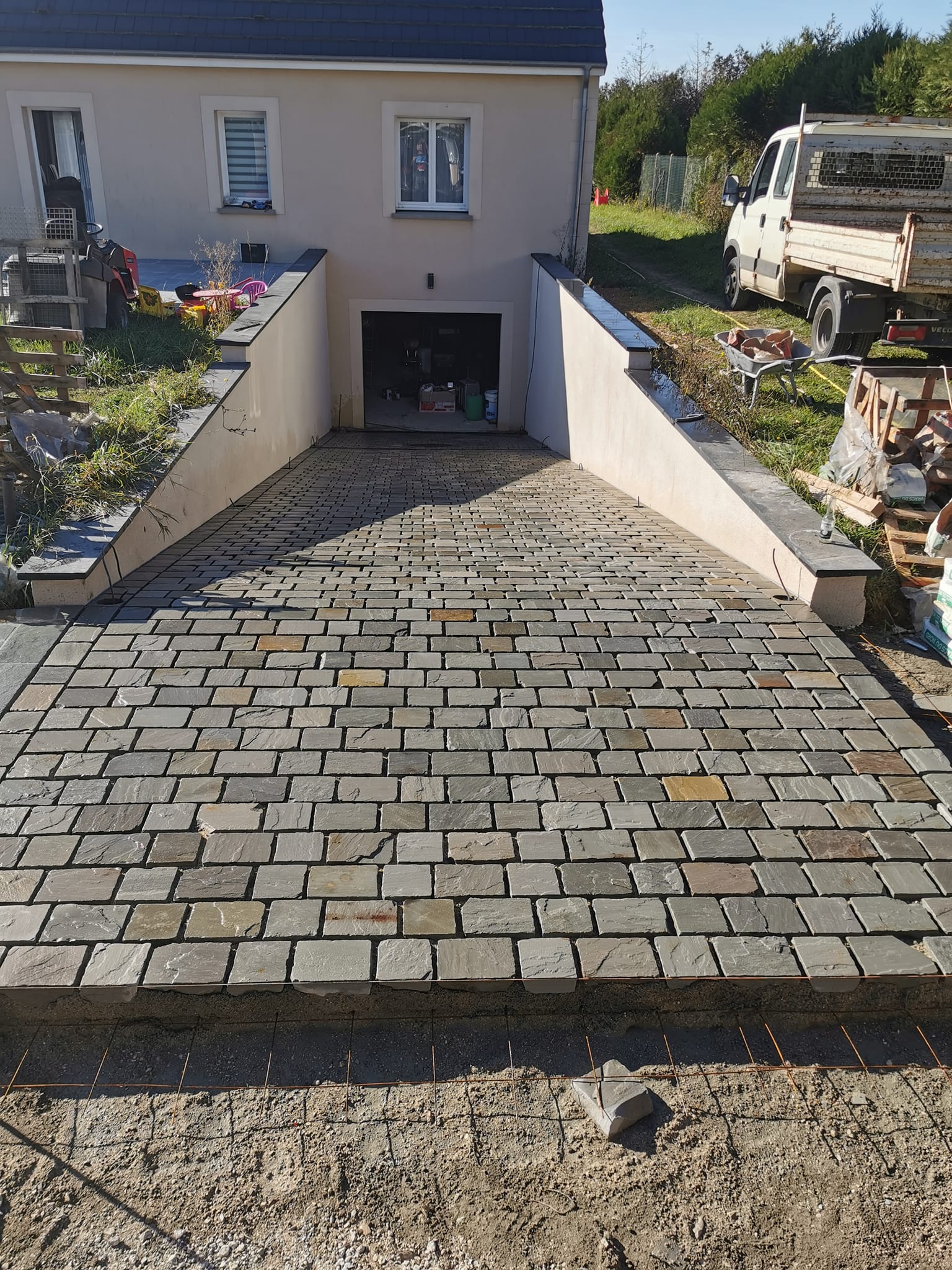 Descente de sous-sol en pavés grès couleur gris