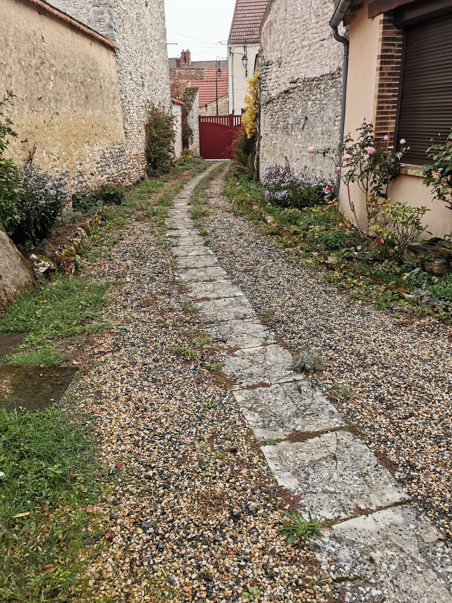 Avant — Pose de bordures grès ocre avec enrobés
